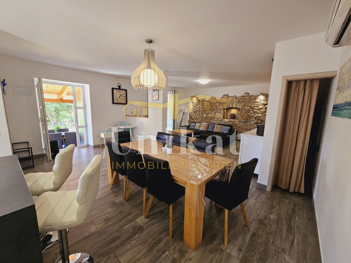 Tenuta con casa in pietra ristrutturata, giardino e piscina